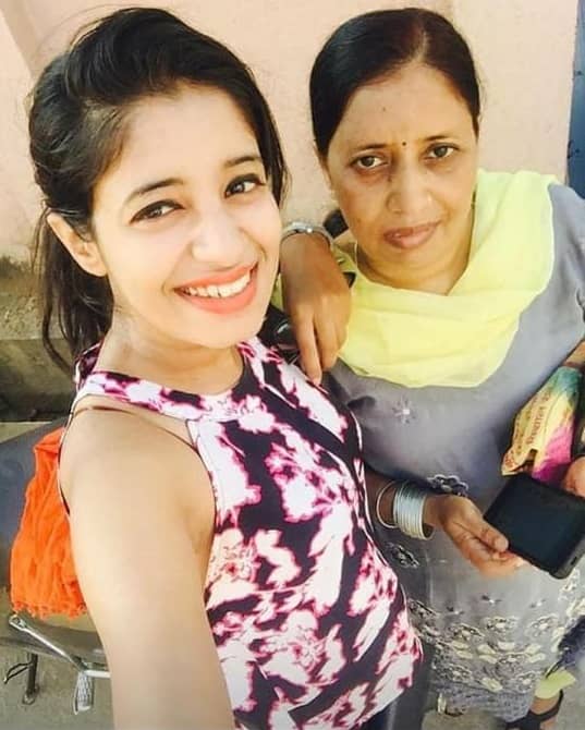 rajshri thawait with her mom